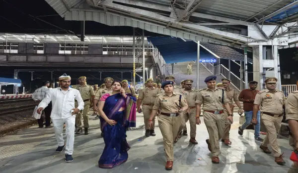 अम्बेडकरनगर में डीएम-एसपी की पैदल गश्त, रेलवे स्टेशन तक जांची सुरक्षा व्यवस्था